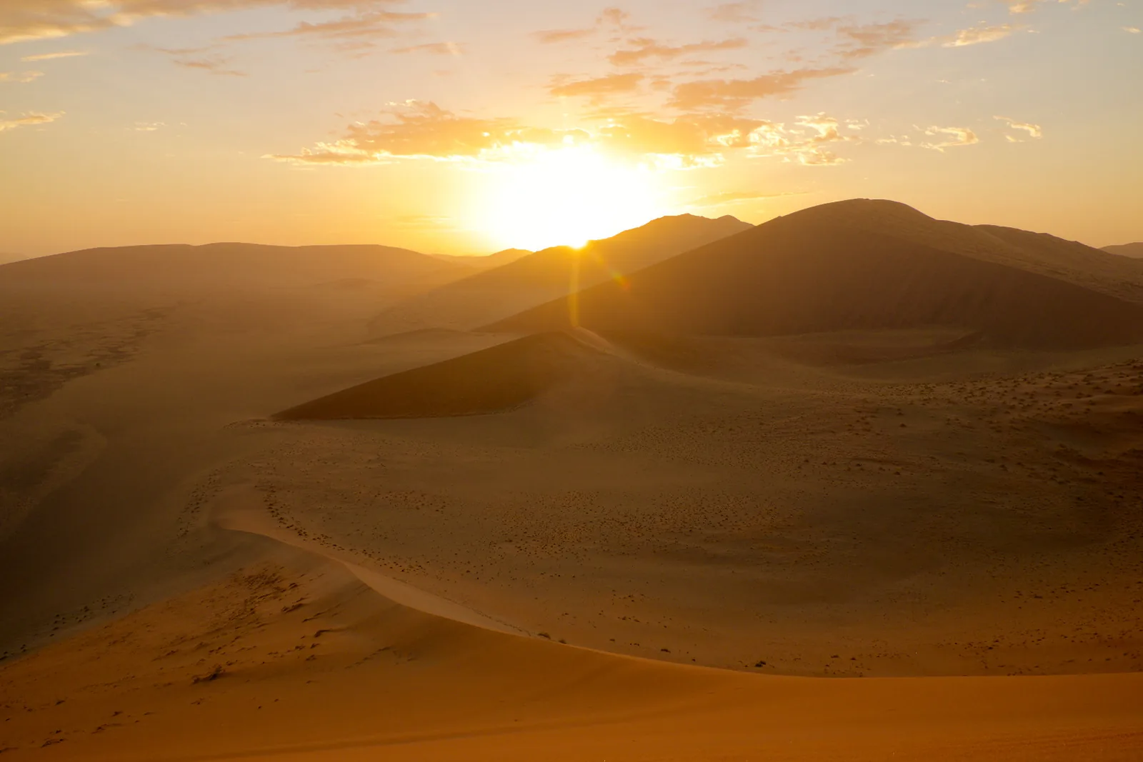 lever de soleil sur le désert
