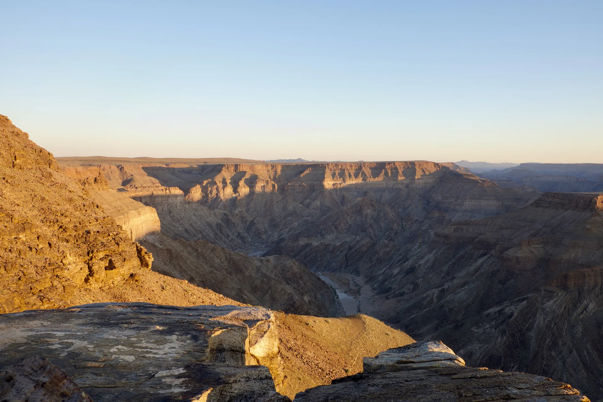 Jour 4 — Namibie grand format     du Fish River Canyon jusqu'à Etosha      lodge et camping
