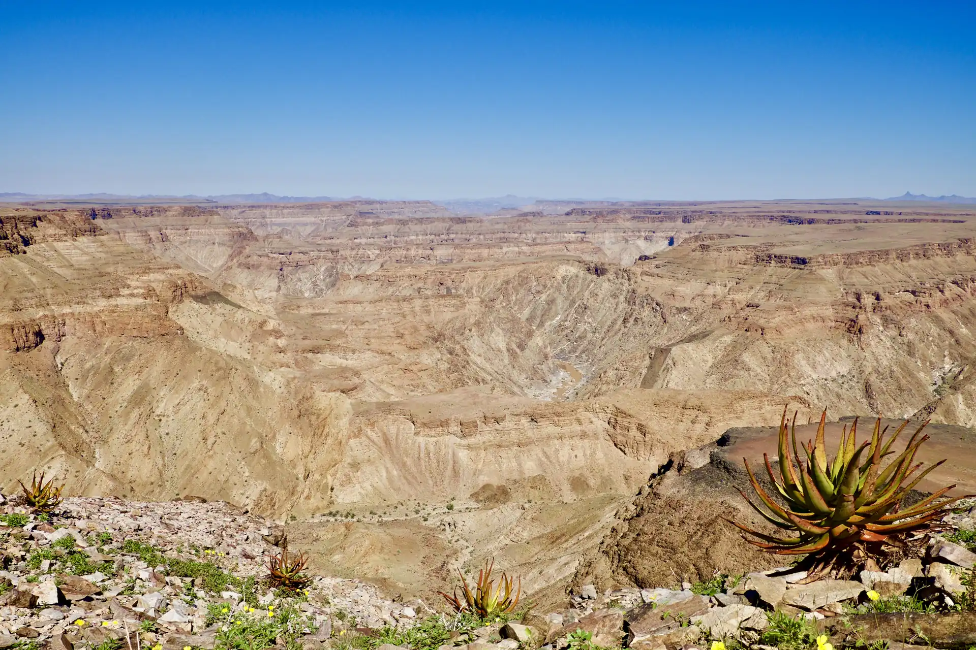 Jour 4 — Namibie grand format     du Fish River Canyon jusqu'à Etosha      lodge et camping